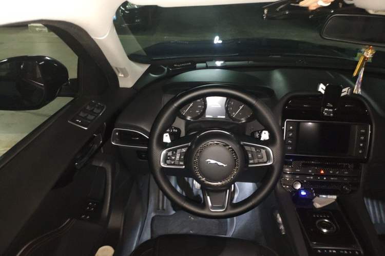 Used Jaguar F-PACE 2018 2.0T Four-Wheel Drive Urban Luxury Edition Steering Wheel