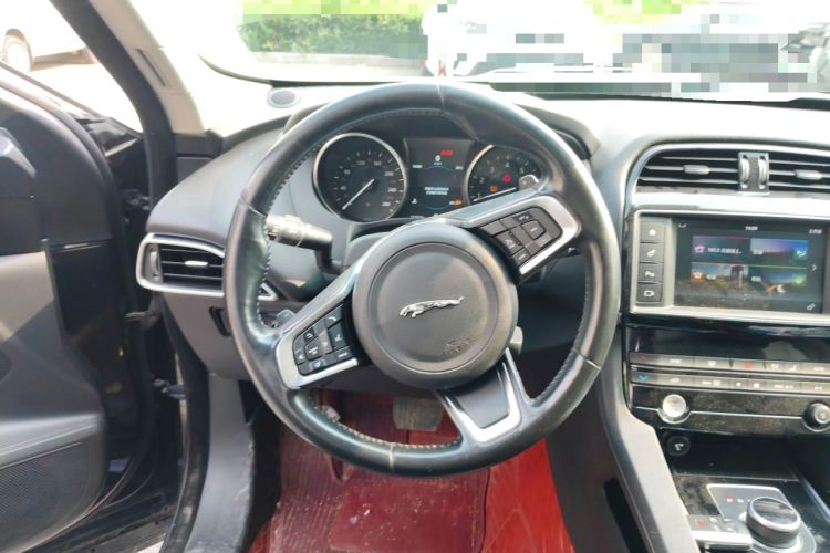 Used Jaguar F-PACE 2018 2.0T Two-Wheel Drive Urban Deluxe Edition Steering Wheel