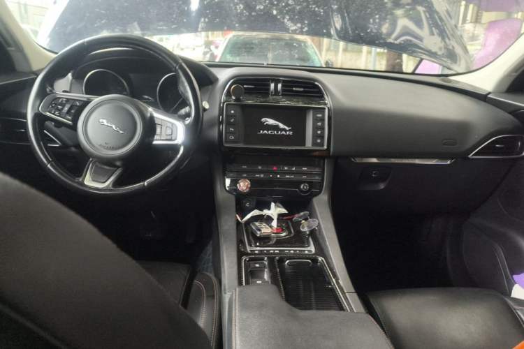Used Jaguar F-PACE 2018 2.0T Four-Wheel Drive Urban Luxury Edition Steering Wheel