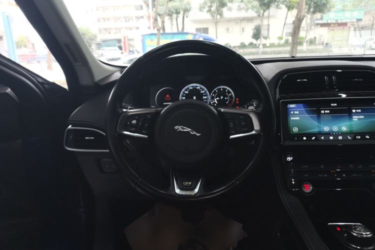 Used Jaguar F-PACE 2018 2.0T All-Wheel Drive R-Sport Sport Edition Steering Wheel