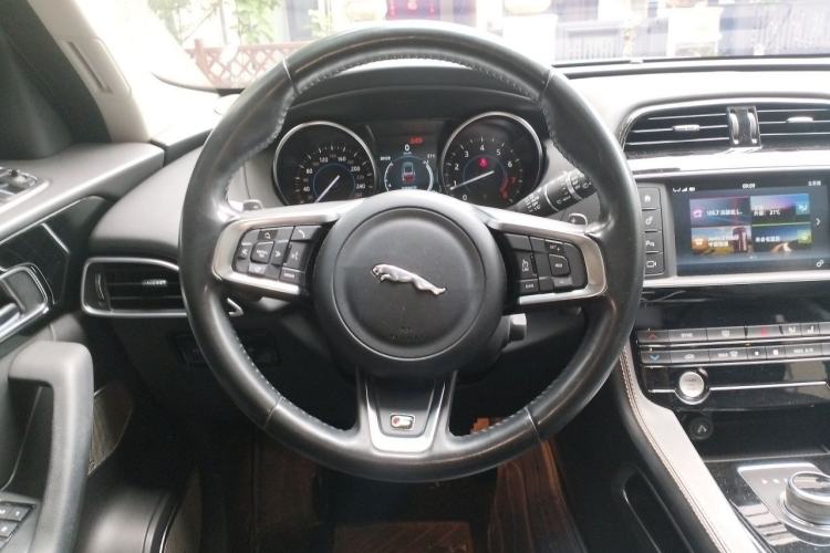 Used Jaguar F-PACE 2018 2.0T Four-Wheel Drive Urban Luxury Edition Steering Wheel