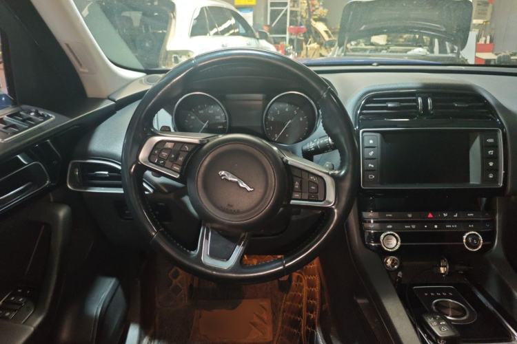 Used Jaguar F-PACE 2018 2.0T Two-Wheel Drive Urban Deluxe Edition Steering Wheel