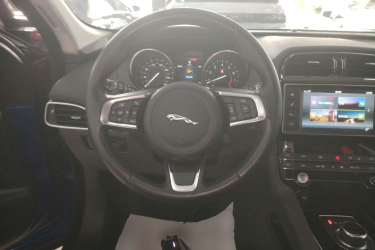 Used Jaguar F-PACE 2018 2.0T Two-Wheel Drive Urban Deluxe Edition Steering Wheel