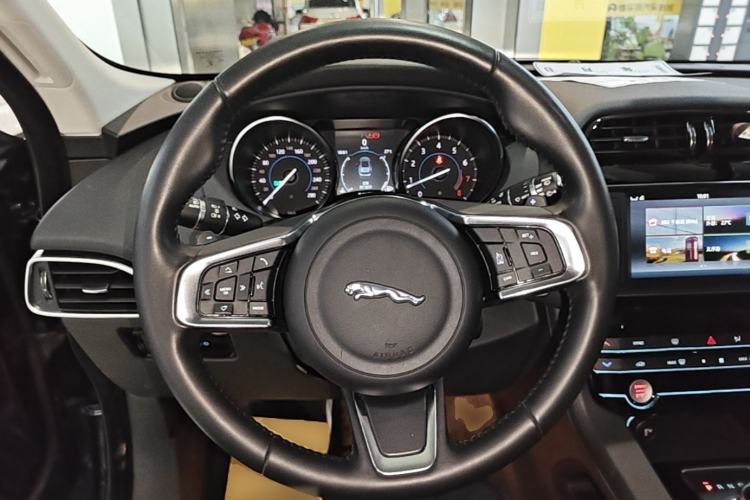 Used Jaguar F-PACE 2018 2.0T Two-Wheel Drive Urban Deluxe Edition Steering Wheel