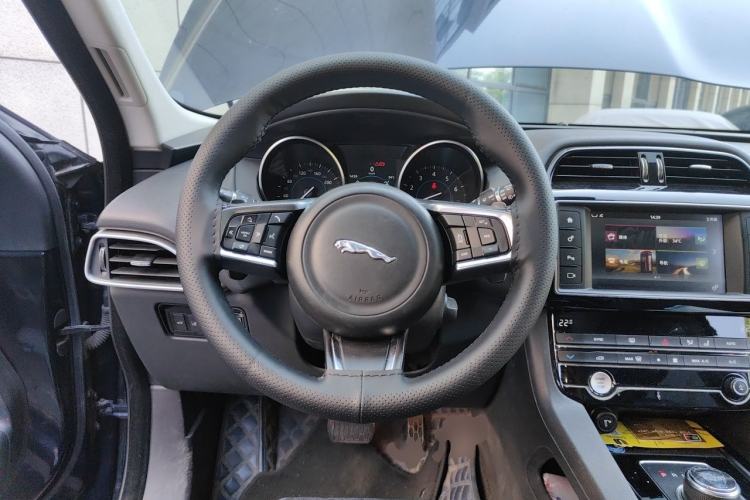 Used Jaguar F-PACE 2018 2.0T Two-Wheel Drive Urban Deluxe Edition Steering Wheel