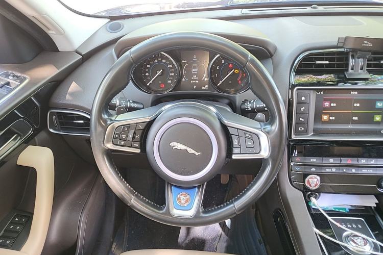 Used Jaguar F-PACE 2018 2.0T Four-Wheel Drive Urban Luxury Edition Steering Wheel