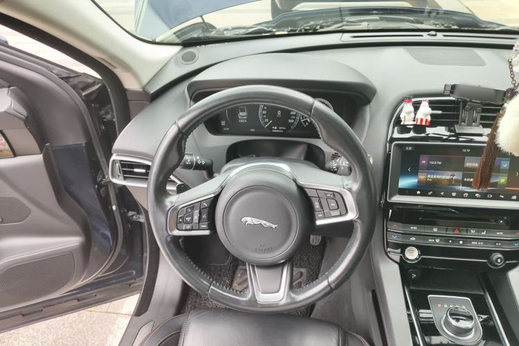 Used Jaguar F-PACE 2018 2.0T Two-Wheel Drive Urban Deluxe Edition Steering Wheel
