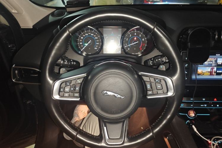 Used Jaguar F-PACE 2018 2.0T Four-Wheel Drive Urban Luxury Edition Steering Wheel