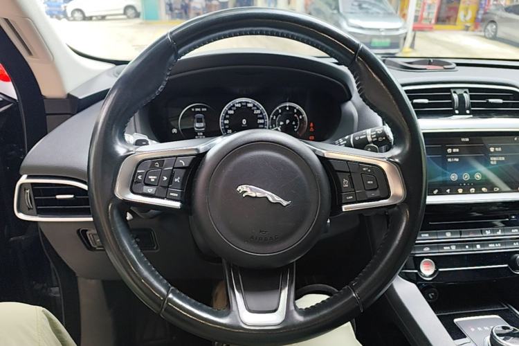 Used Jaguar F-PACE 2018 2.0T Two-Wheel Drive Urban Deluxe Edition Steering Wheel