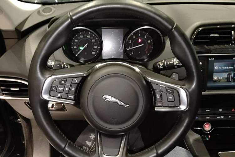 Used Jaguar F-PACE 2018 2.0T Two-Wheel Drive Urban Deluxe Edition Steering Wheel