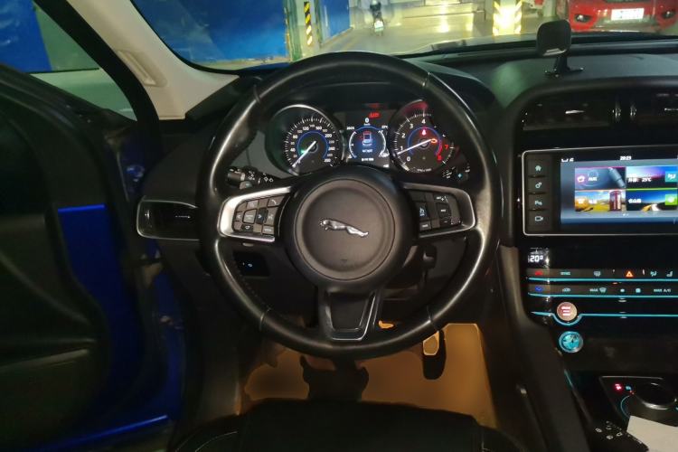 Used Jaguar F-PACE 2018 2.0T Two-Wheel Drive Urban Deluxe Edition Steering Wheel