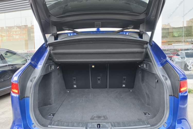 Used Jaguar F-PACE 2018 2.0T Two-Wheel Drive Urban Deluxe Edition Trunk