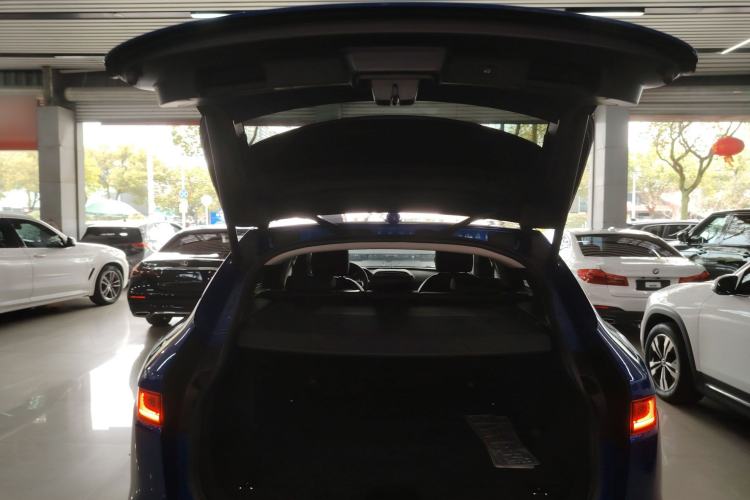 Used Jaguar F-PACE 2018 2.0T Two-Wheel Drive Urban Deluxe Edition Trunk
