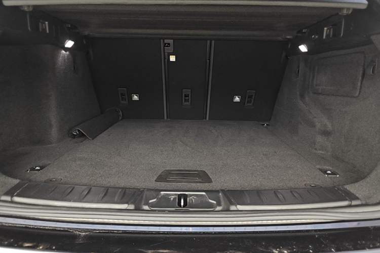 Used Jaguar F-PACE 2018 2.0T Two-Wheel Drive Urban Deluxe Edition Trunk