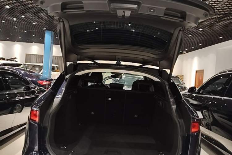 Used Jaguar F-PACE 2018 2.0T Two-Wheel Drive Urban Deluxe Edition Trunk