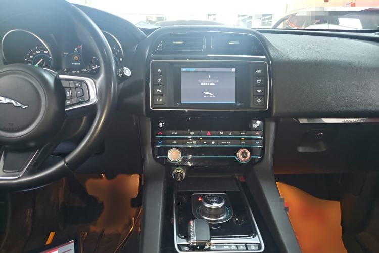 Used Jaguar F-PACE 2018 2.0T Four-Wheel Drive Urban Luxury Edition Audio And AC Panel