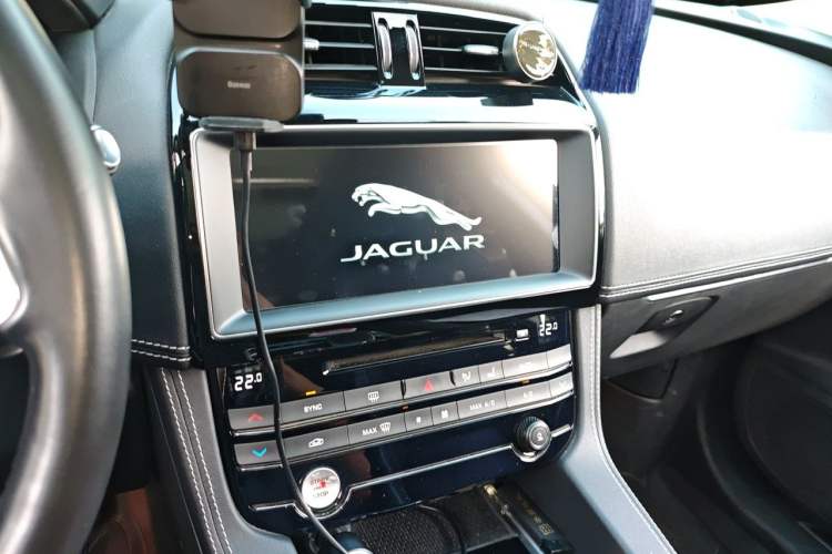 Used Jaguar F-PACE 2018 3.0 SC Four-Wheel Drive R-Sport Sport Edition Audio And AC Panel