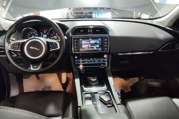 Used Jaguar F-PACE 2018 2.0T Four-Wheel Drive Urban Luxury Edition Center Console
