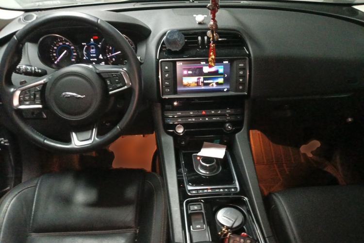 Used Jaguar F-PACE 2018 2.0T Four-Wheel Drive Urban Luxury Edition Center Console
