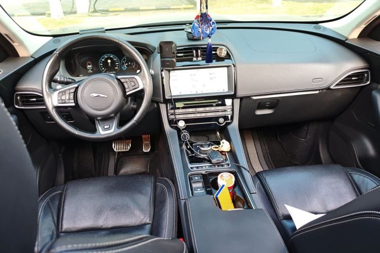 Used Jaguar F-PACE 2018 3.0 SC Four-Wheel Drive R-Sport Sport Edition Center Console