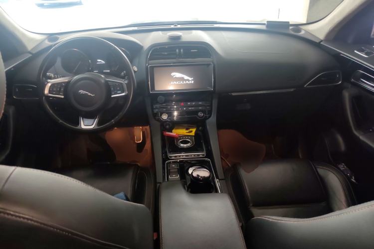 Used Jaguar F-PACE 2018 2.0T Two-Wheel Drive Urban Deluxe Edition Center Console