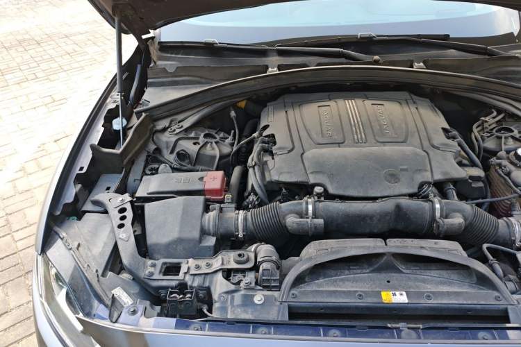 Used Jaguar F-PACE 2018 3.0 SC Four-Wheel Drive R-Sport Sport Edition Engine Bay Right