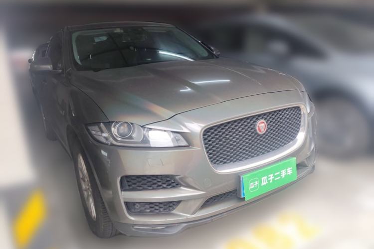 Used Jaguar F-PACE 2018 2.0T Two-Wheel Drive Urban Deluxe Edition Front Right 45 Deg