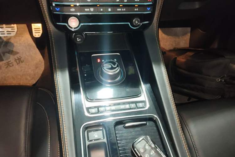 Used Jaguar F-PACE 2018 2.0T Four-Wheel Drive Urban Luxury Edition Gear Lever