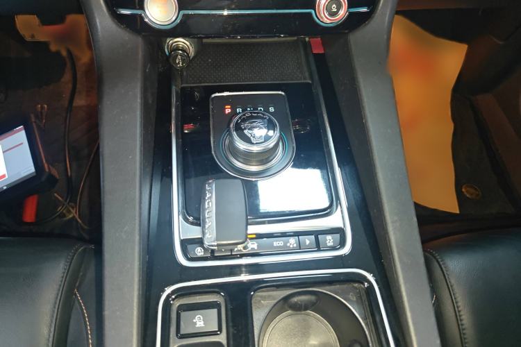 Used Jaguar F-PACE 2018 2.0T Four-Wheel Drive Urban Luxury Edition Gear Lever