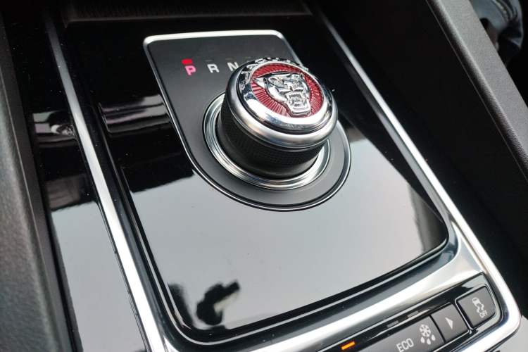 Used Jaguar F-PACE 2018 2.0T Four-Wheel Drive Urban Luxury Edition Gear Lever
