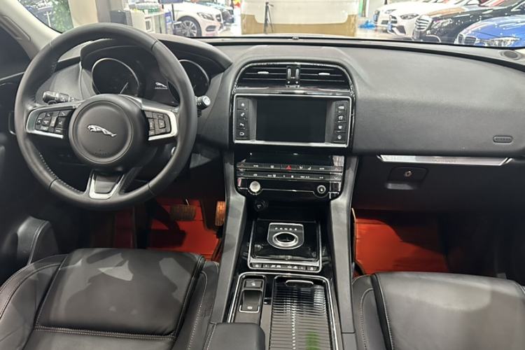 Used Jaguar F-PACE 2018 2.0T Four-Wheel Drive Urban Luxury Edition Interior 1