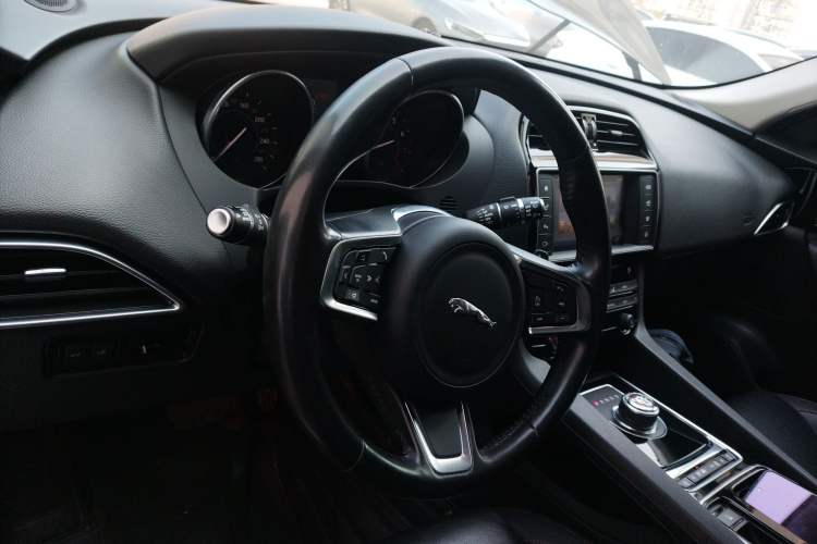 Used Jaguar F-PACE 2018 2.0T Four-Wheel Drive Urban Luxury Edition Interior 2