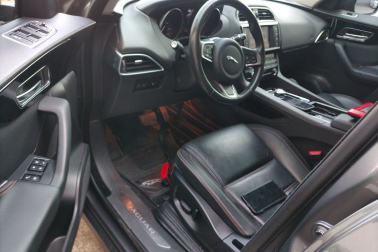 Used Jaguar F-PACE 2018 2.0T Four-Wheel Drive Urban Luxury Edition Interior 3