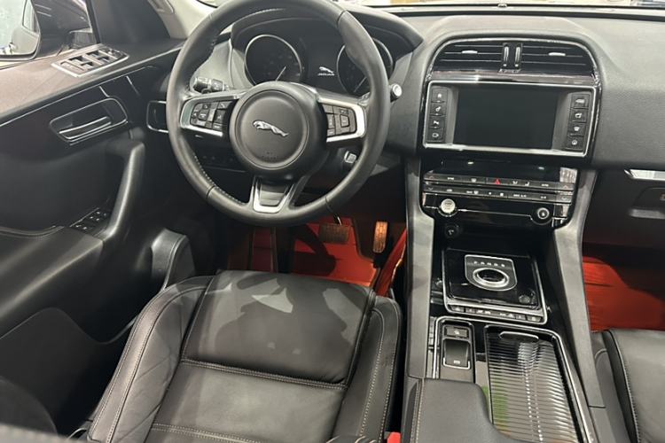 Used Jaguar F-PACE 2018 2.0T Four-Wheel Drive Urban Luxury Edition Interior 3