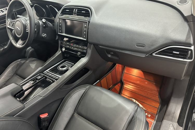 Used Jaguar F-PACE 2018 2.0T Four-Wheel Drive Urban Luxury Edition Interior 6