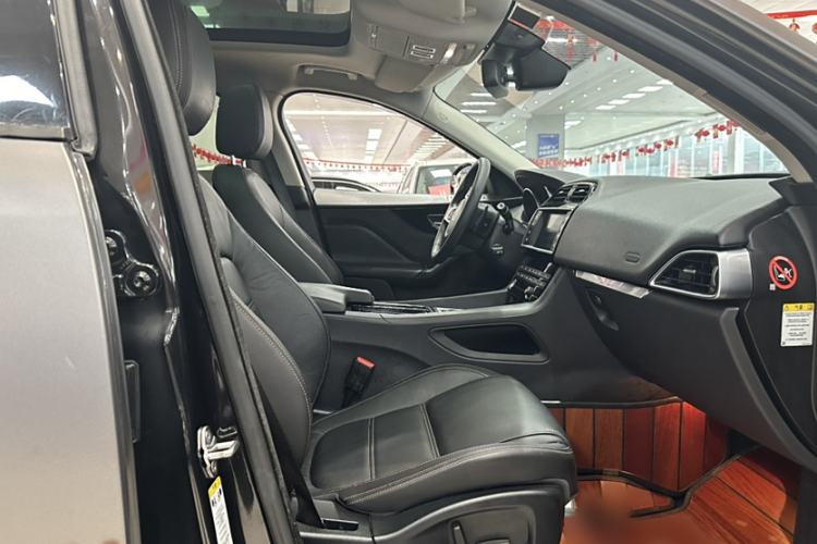 Used Jaguar F-PACE 2018 2.0T Four-Wheel Drive Urban Luxury Edition Interior 7