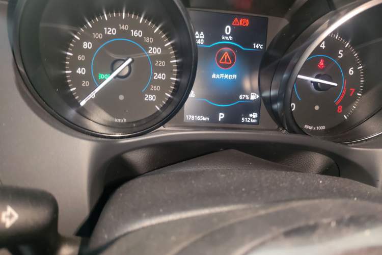 Used Jaguar F-PACE 2018 2.0T Two-Wheel Drive Urban Deluxe Edition Odometer Close Up