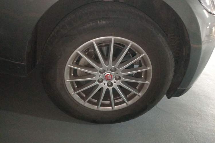 Used Jaguar F-PACE 2018 2.0T Four-Wheel Drive Urban Luxury Edition Right Front Wheel Hub
