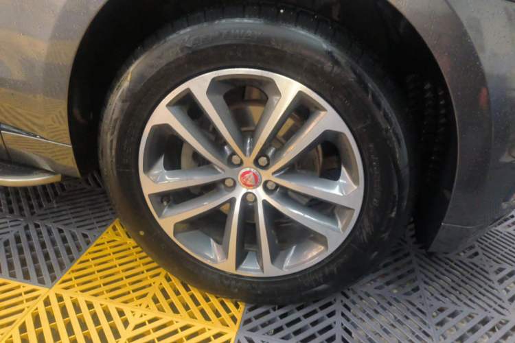 Used Jaguar F-PACE 2018 2.0T All-Wheel Drive R-Sport Sport Edition Right Front Wheel Hub