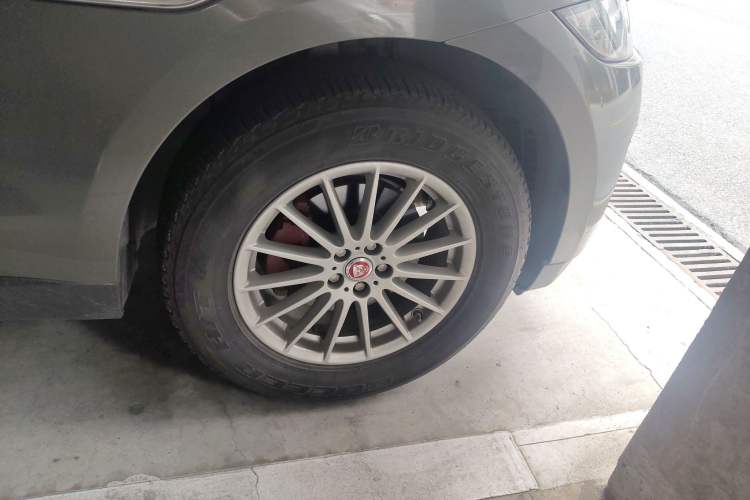 Used Jaguar F-PACE 2018 2.0T Two-Wheel Drive Urban Deluxe Edition Right Front Wheel Hub