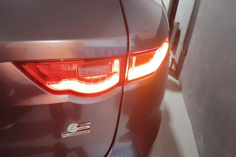 Used Jaguar F-PACE 2018 2.0T Four-Wheel Drive Urban Luxury Edition Right Rear Taillight