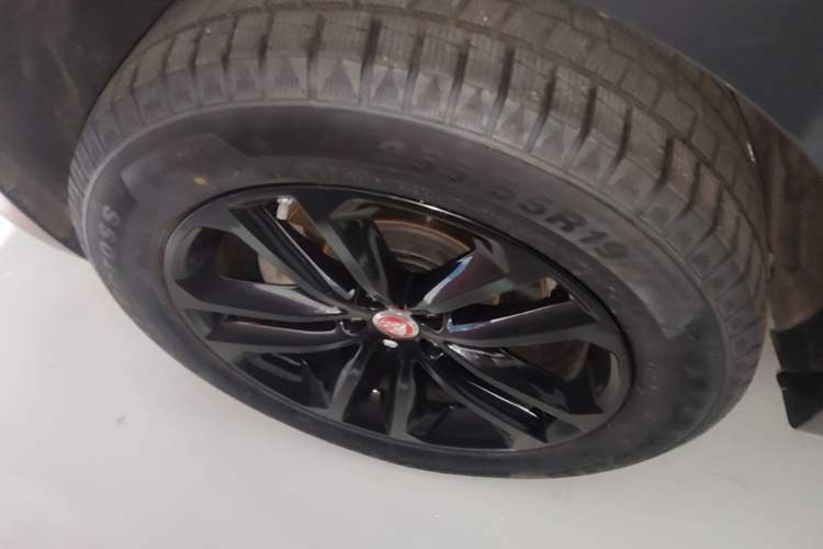 Used Jaguar F-PACE 2018 2.0T Four-Wheel Drive Urban Luxury Edition Right Rear Wheel Hub