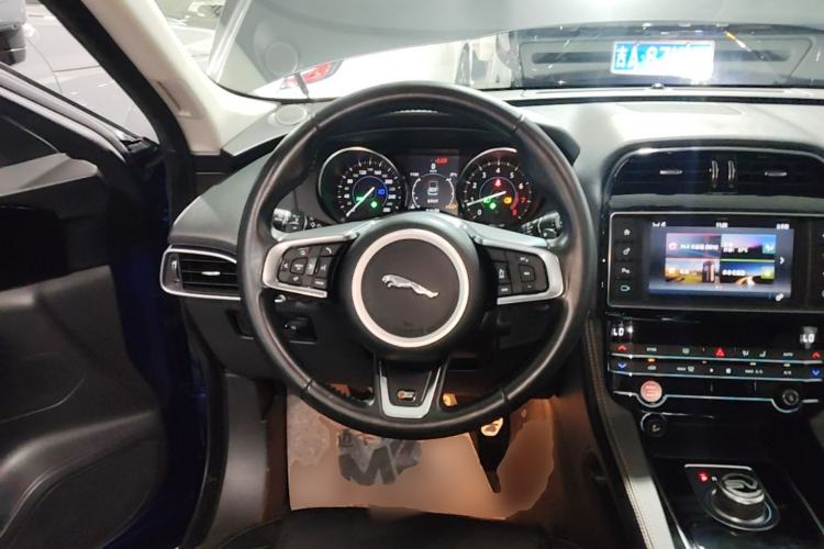 Used Jaguar F-PACE 2018 2.0T Four-Wheel Drive Urban Luxury Edition Steering Wheel