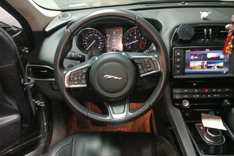 Used Jaguar F-PACE 2018 2.0T Four-Wheel Drive Urban Luxury Edition Steering Wheel