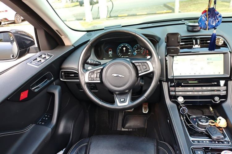Used Jaguar F-PACE 2018 3.0 SC Four-Wheel Drive R-Sport Sport Edition Steering Wheel