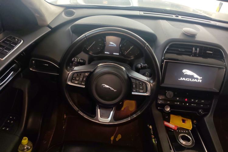 Used Jaguar F-PACE 2018 2.0T Two-Wheel Drive Urban Deluxe Edition Steering Wheel