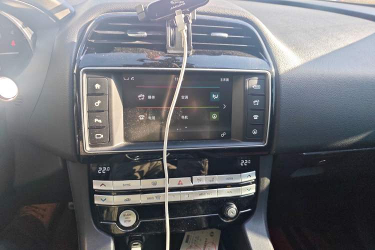 Used Jaguar F-PACE 2018 2.0T Two-Wheel Drive Urban Deluxe Edition Audio And AC Panel