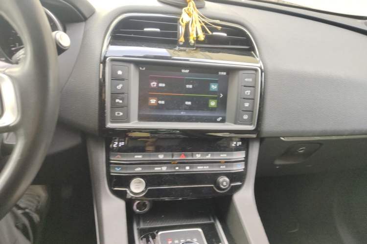 Used Jaguar F-PACE 2018 2.0T Four-Wheel Drive Urban Luxury Edition Audio And AC Panel