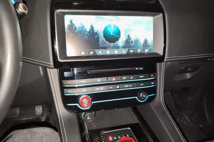 Used Jaguar F-PACE 2018 Restyled 2.0T All-Wheel-Drive R-Sport Sport Edition Audio And AC Panel