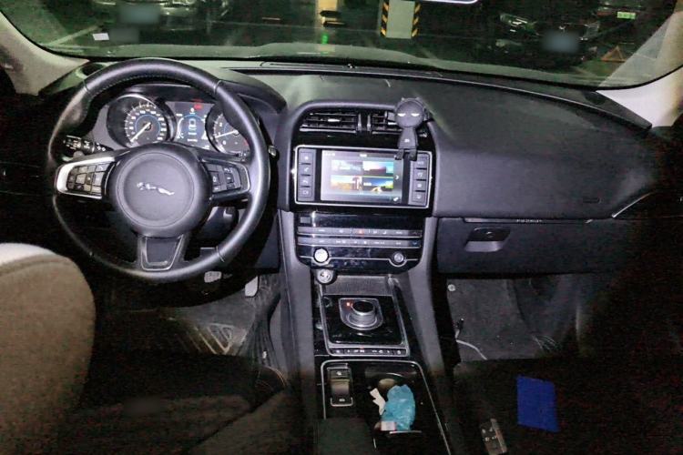 Used Jaguar F-PACE 2018 2.0T Four-Wheel Drive Urban Luxury Edition Center Console